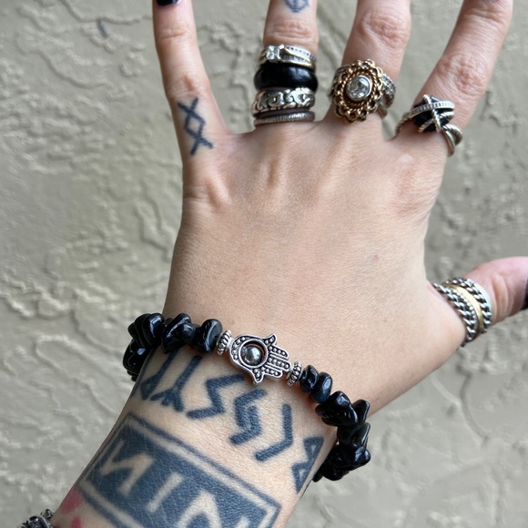 Onyx gemstones chips hamsa hand charm bracelet - Picture 9 of 10